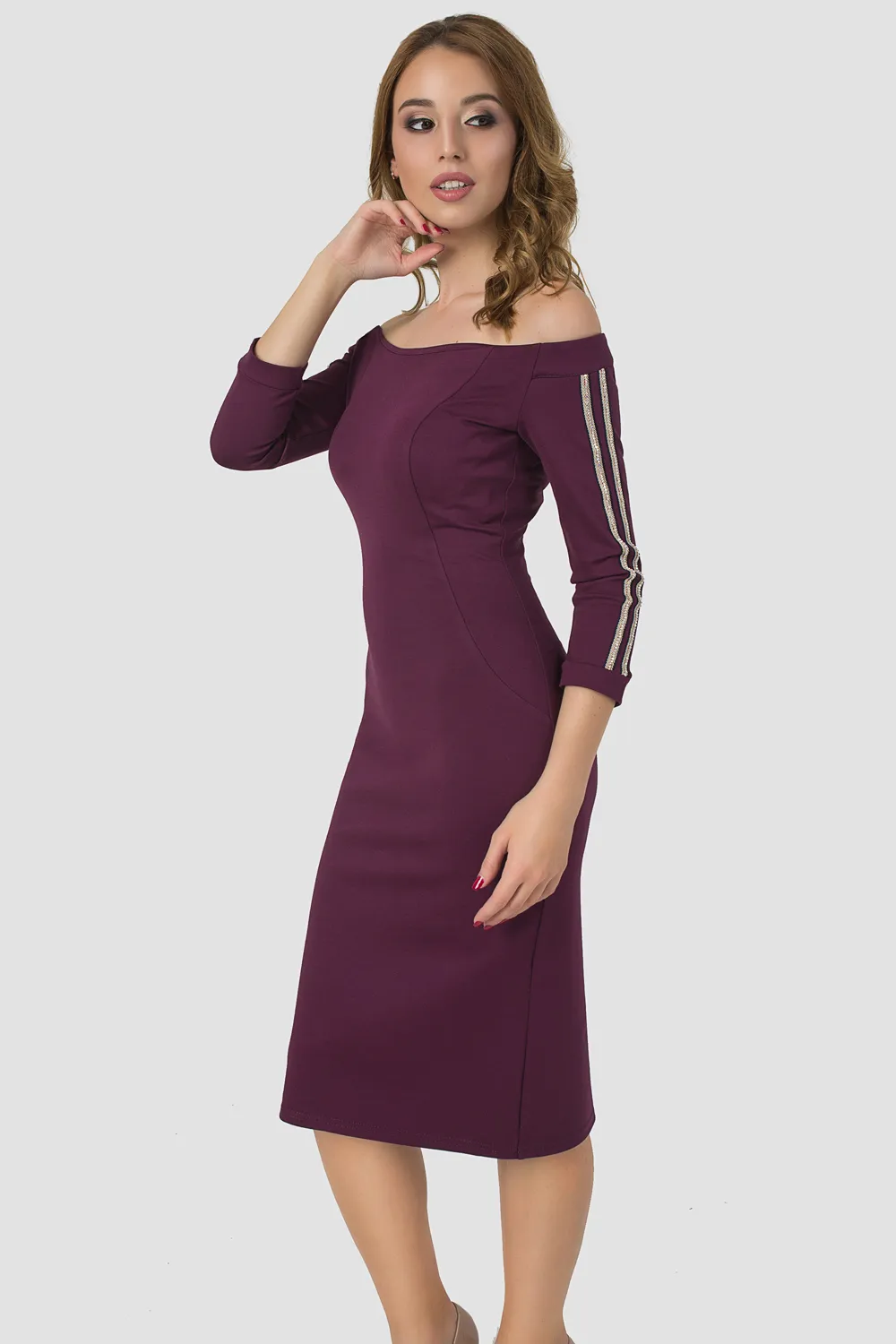 Dress with open shoulders in aubergine colour