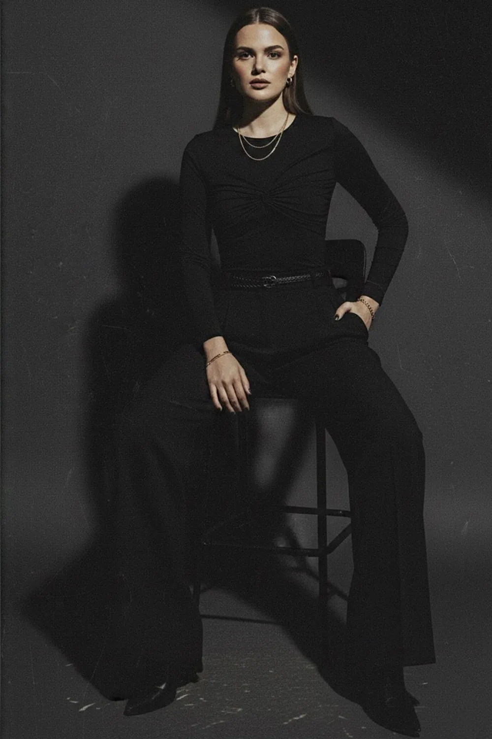 Черный лонгслив с асимметричной драпировкой