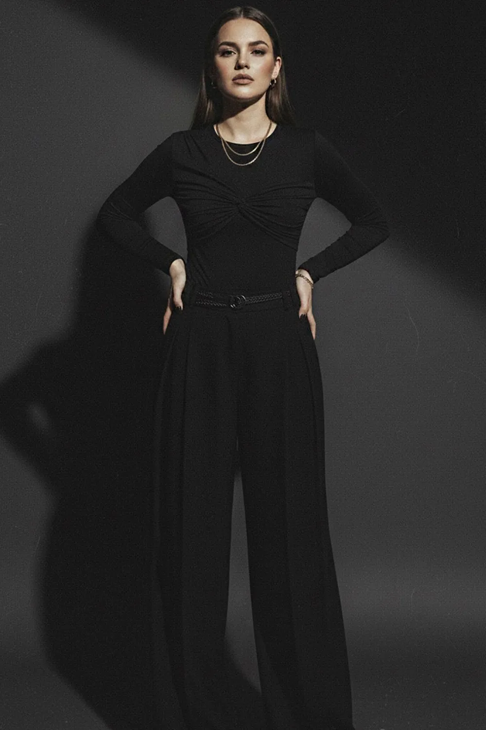 Черный лонгслив с асимметричной драпировкой