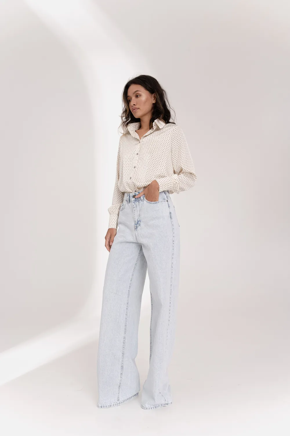 Деним и каблуки: новый код городской элегантности