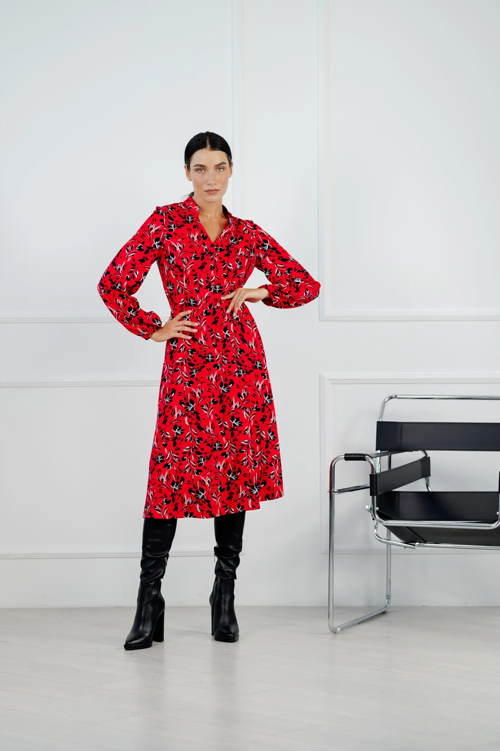 Eco-leather midi skirt: 3 reasons to choose it instead of jeans in wet weather