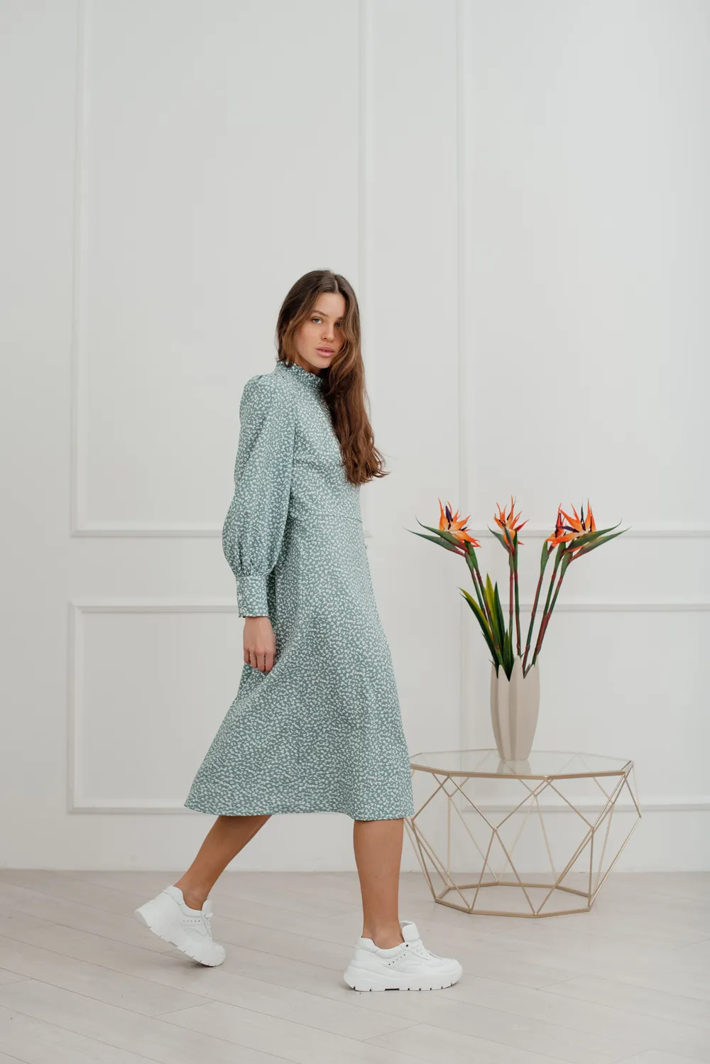 Dress with stand-up collar and delicate ruffles