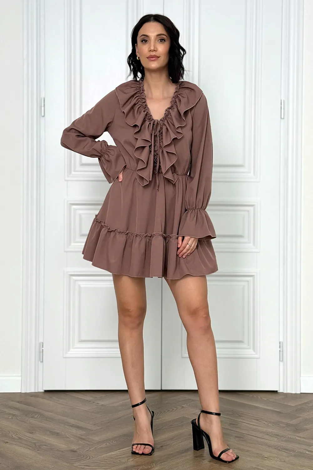 Light dress with ruffles in the color 