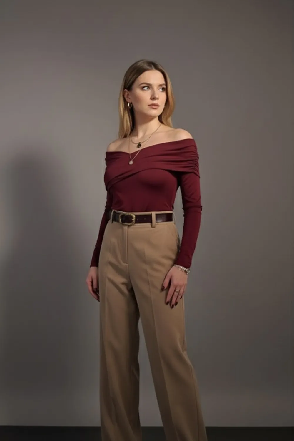 Бордовый лонгслив с длинным рукавом и асимметричным вырезом