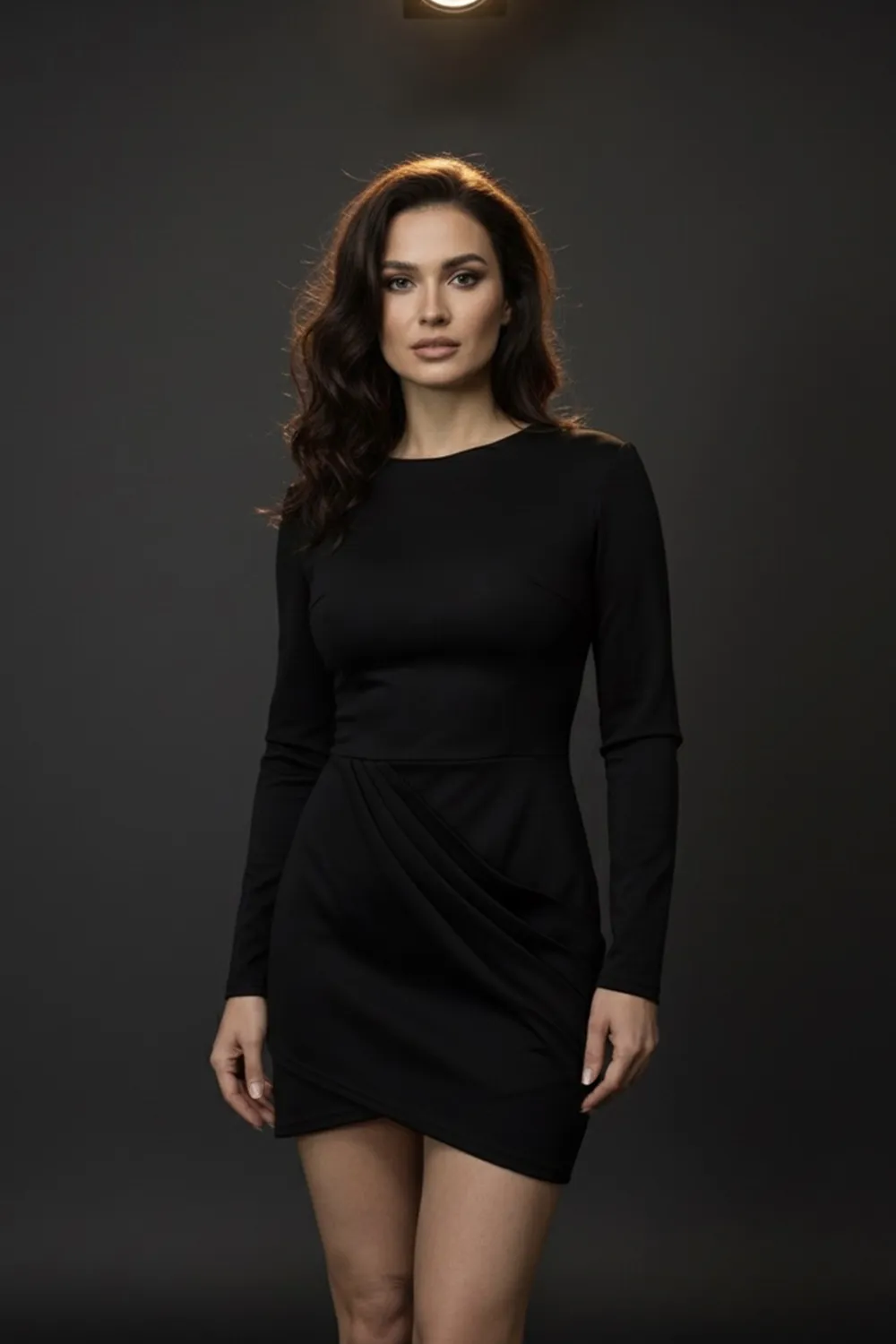 Чорна сукня-міні з асиметричною спідницею драпірованою