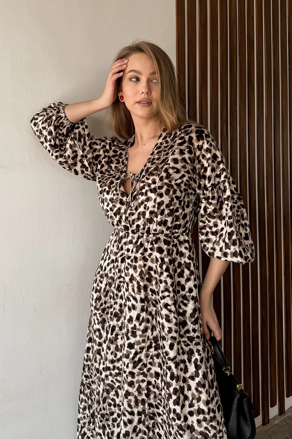 Loose midi dress with elastic band, V-neck and puff sleeves