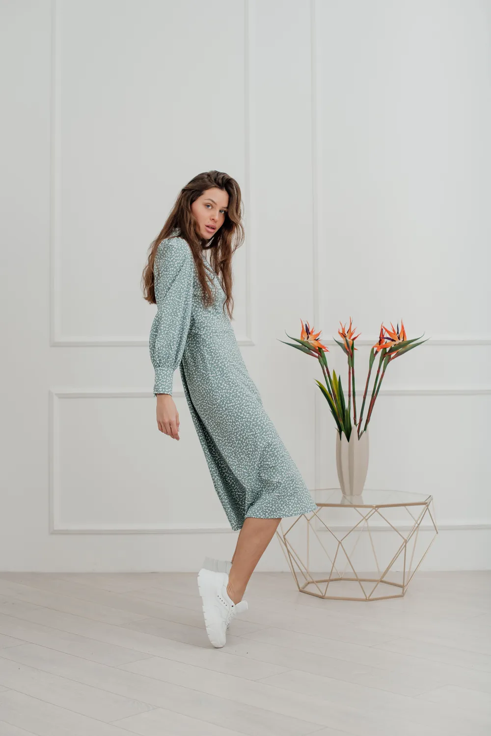 Dress with stand-up collar and delicate ruffles