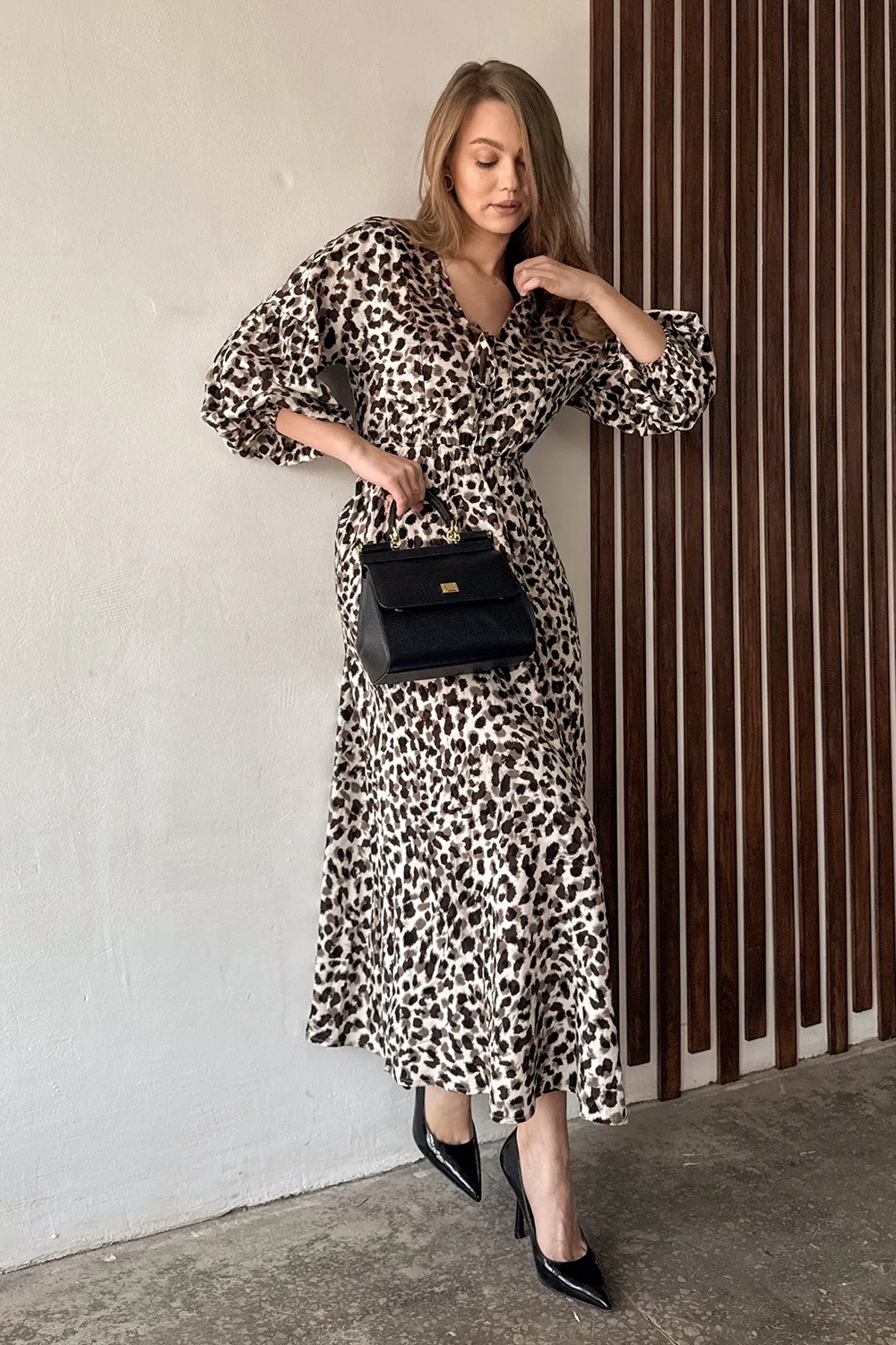Loose midi dress with elastic band, V-neck and puff sleeves