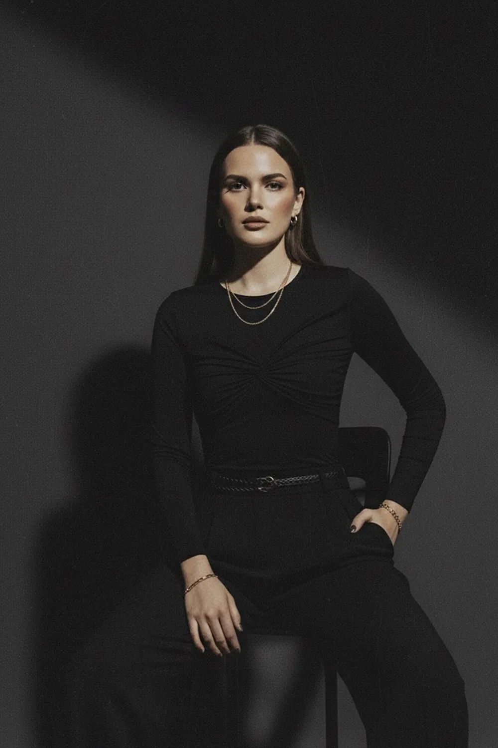 Черный лонгслив с асимметричной драпировкой