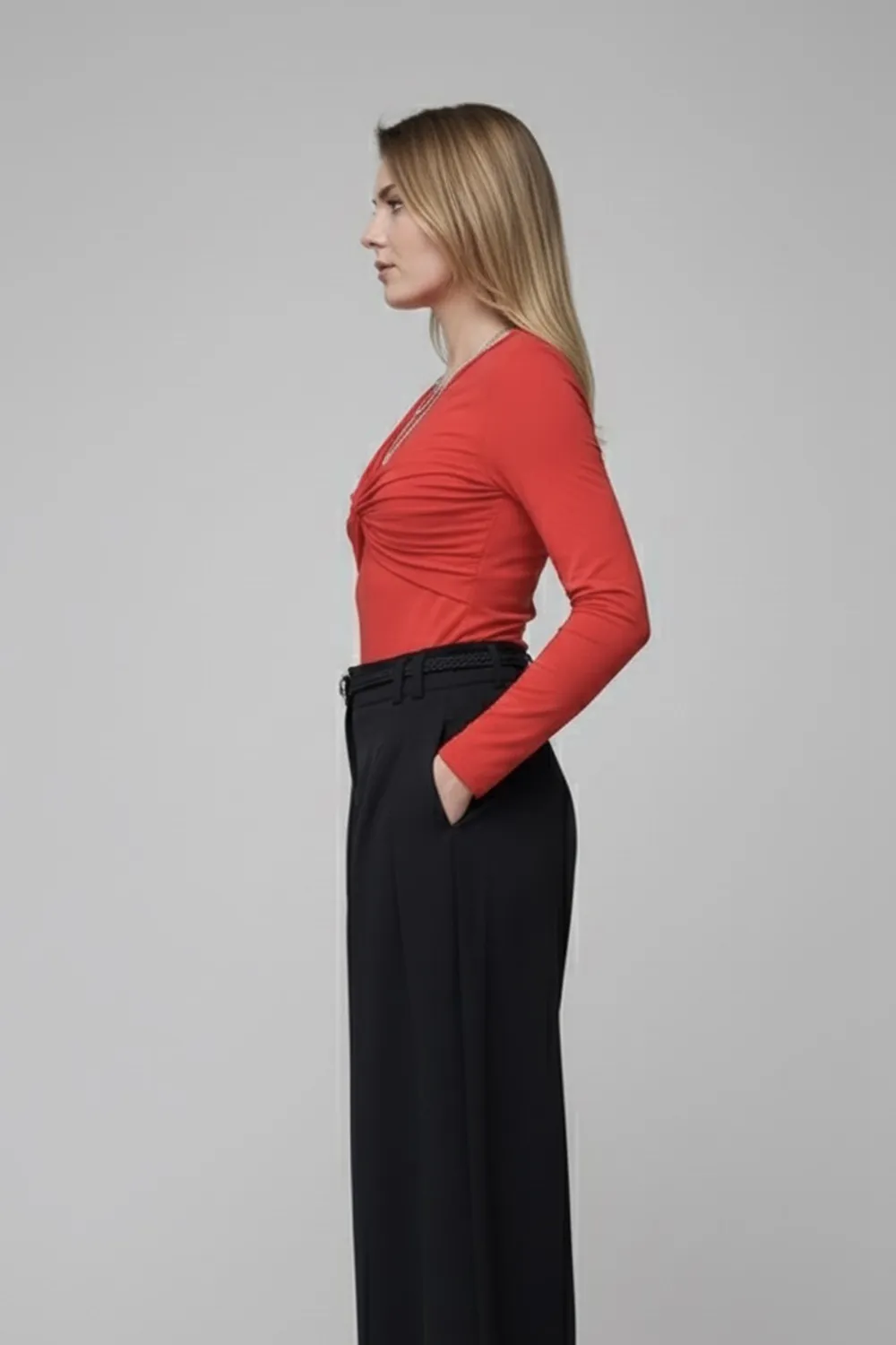Красный лонгслив с асимметричной драпировкой