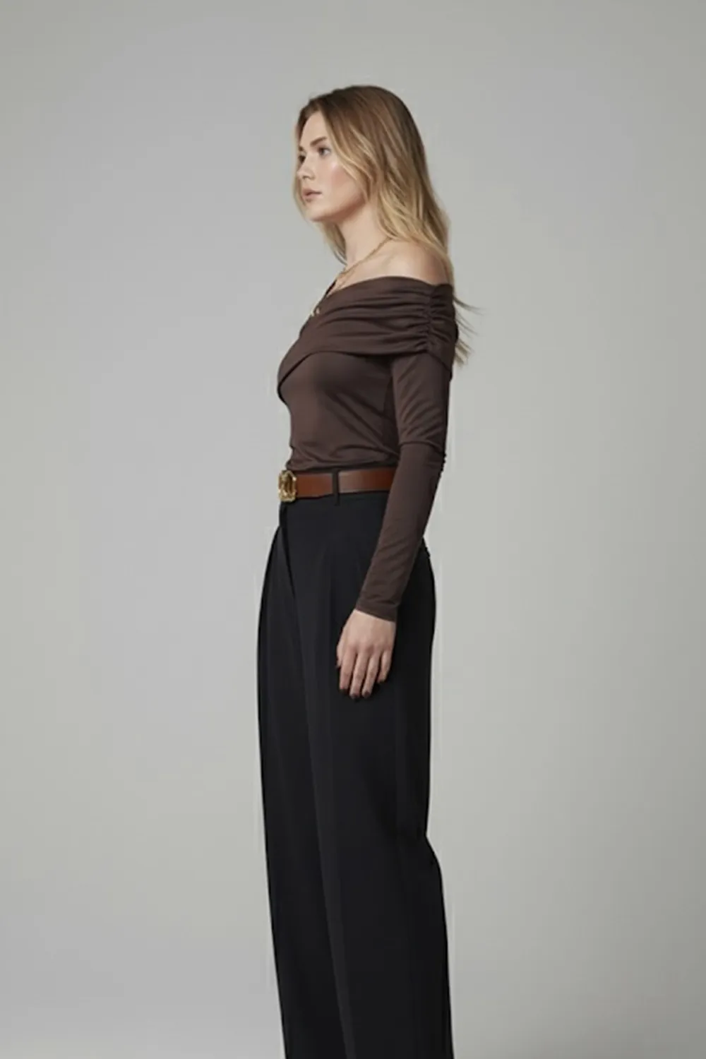 Шоколадный лонгслив с длинным рукавом и асимметричным вырезом