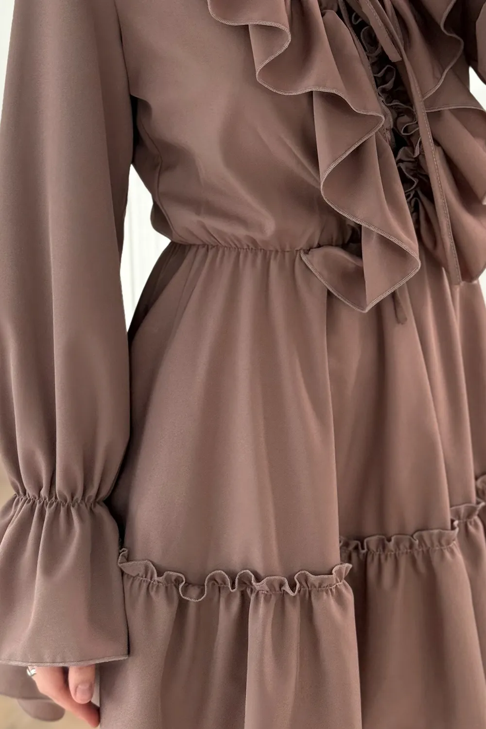 Light dress with ruffles in the color 