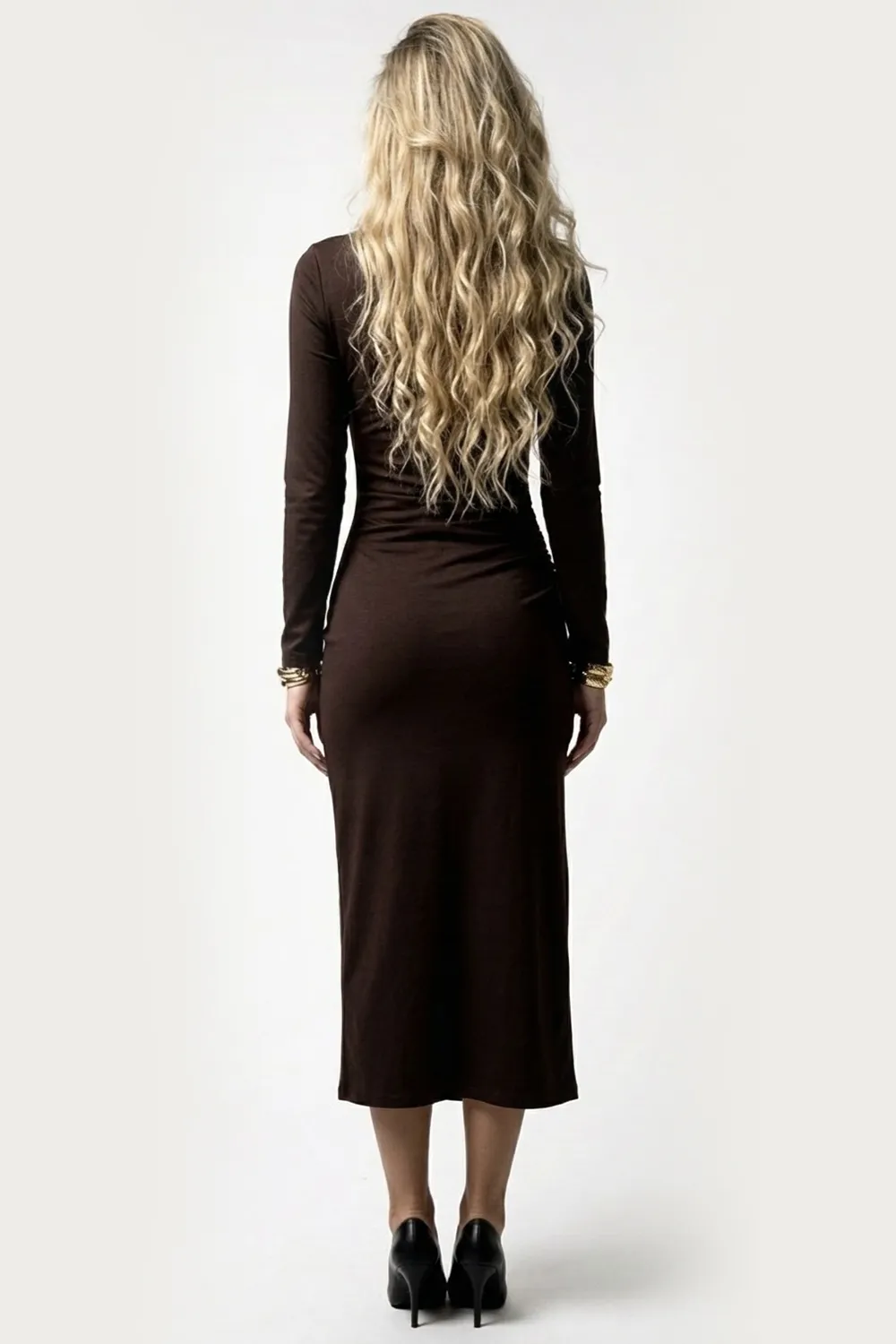 Шоколадное облегающее платье-миди с боковым разрезом