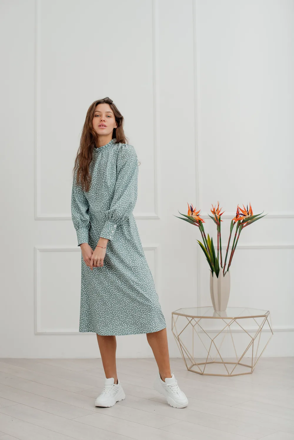 Dress with stand-up collar and delicate ruffles