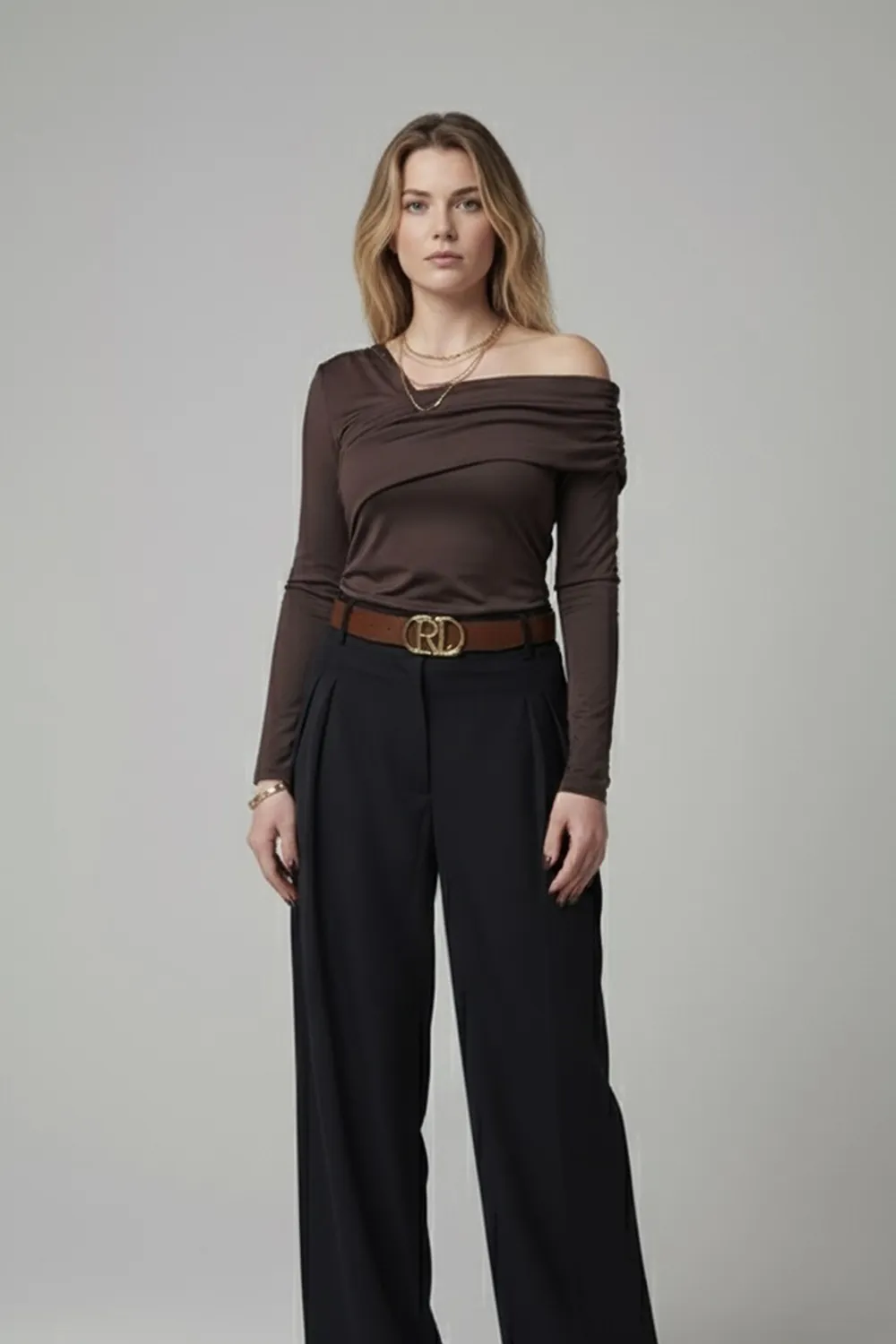 Шоколадный лонгслив с длинным рукавом и асимметричным вырезом