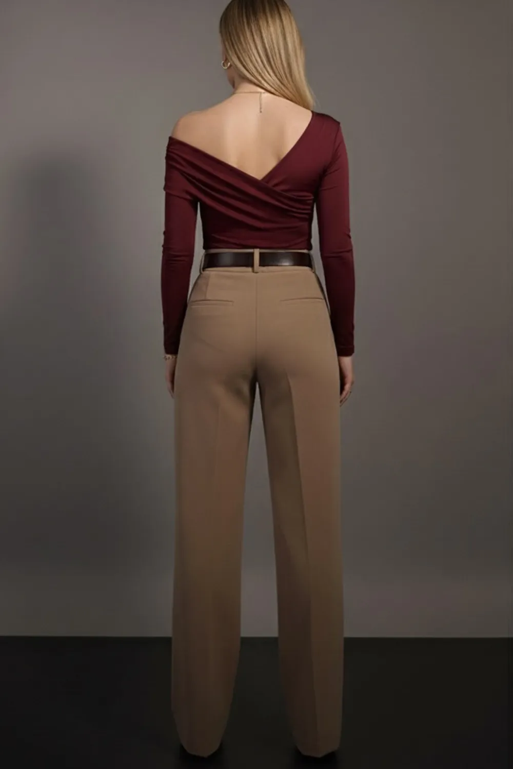 Бордовый лонгслив с длинным рукавом и асимметричным вырезом