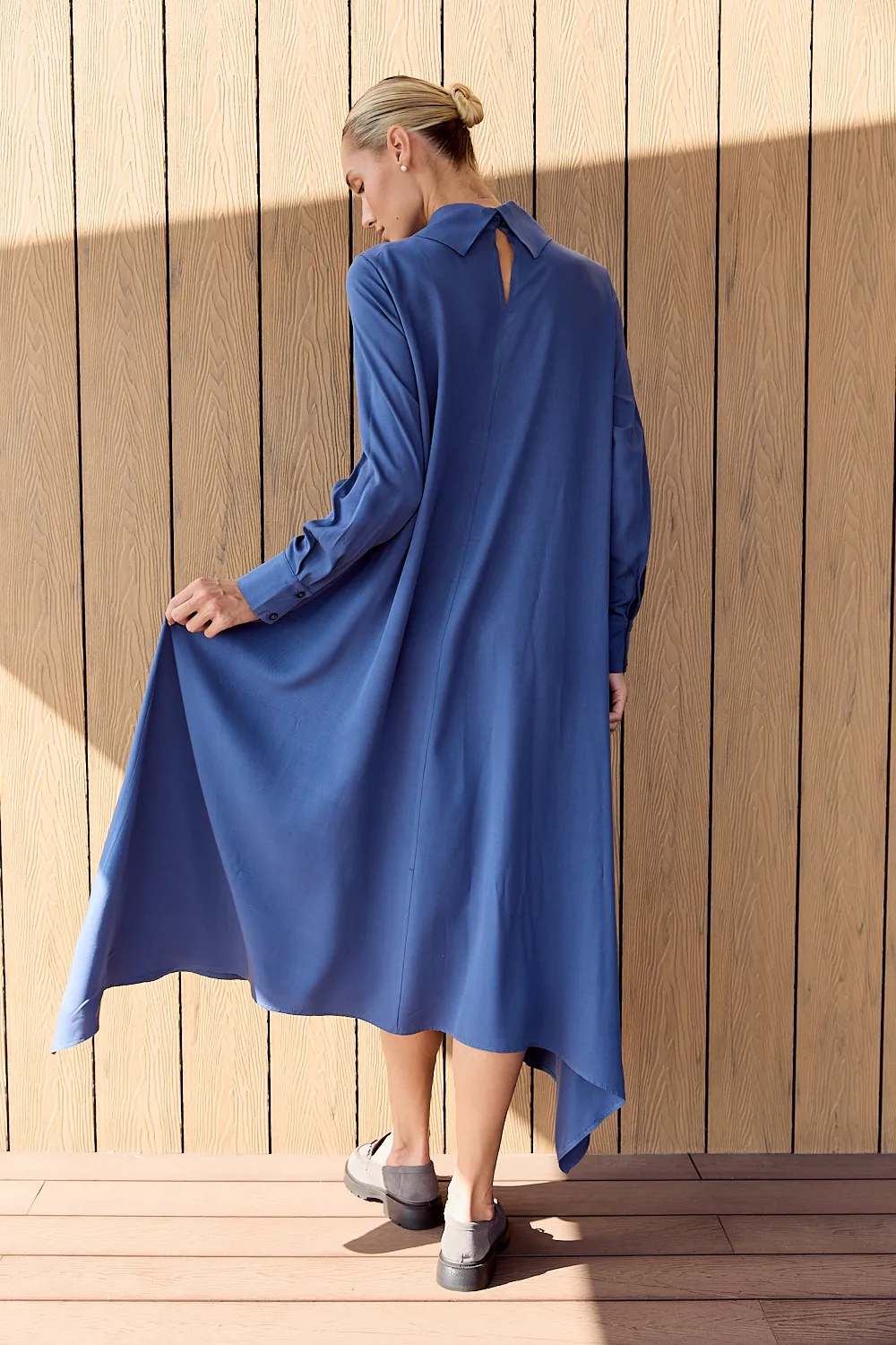 Синя вільна сукня-трапеція з асиметричним низом