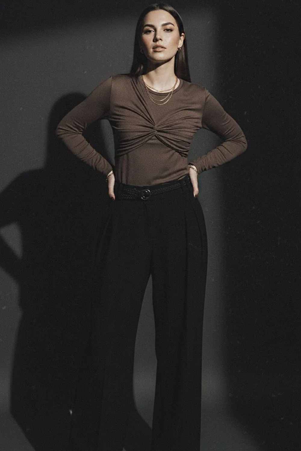 Шоколадный лонгслив с асимметричной драпировкой