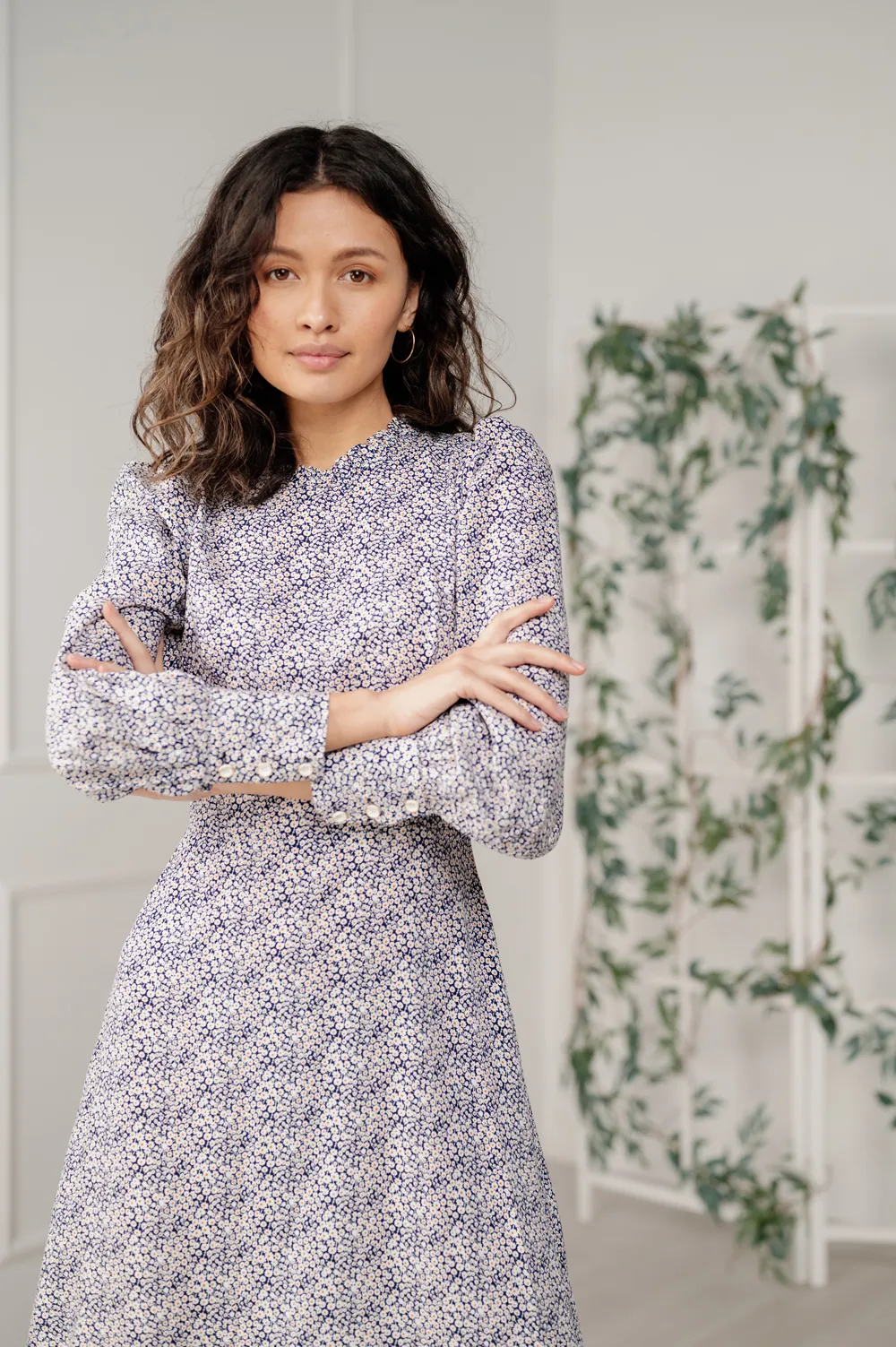 Dress with stand-up collar and delicate ruffles