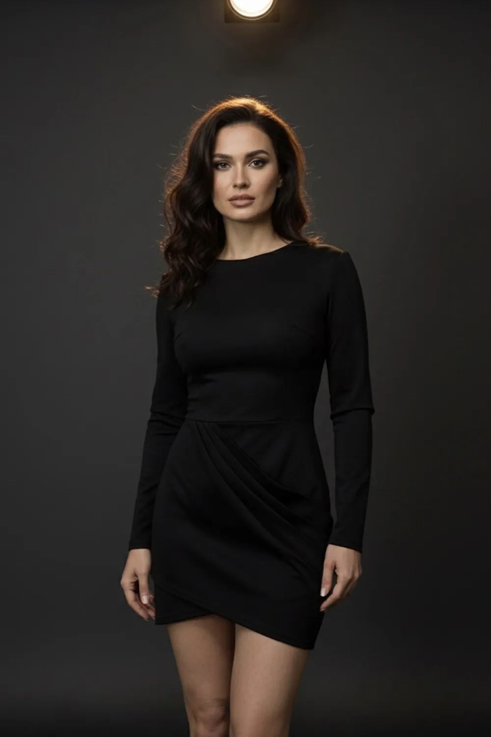 Чорна сукня-міні з асиметричною спідницею драпірованою